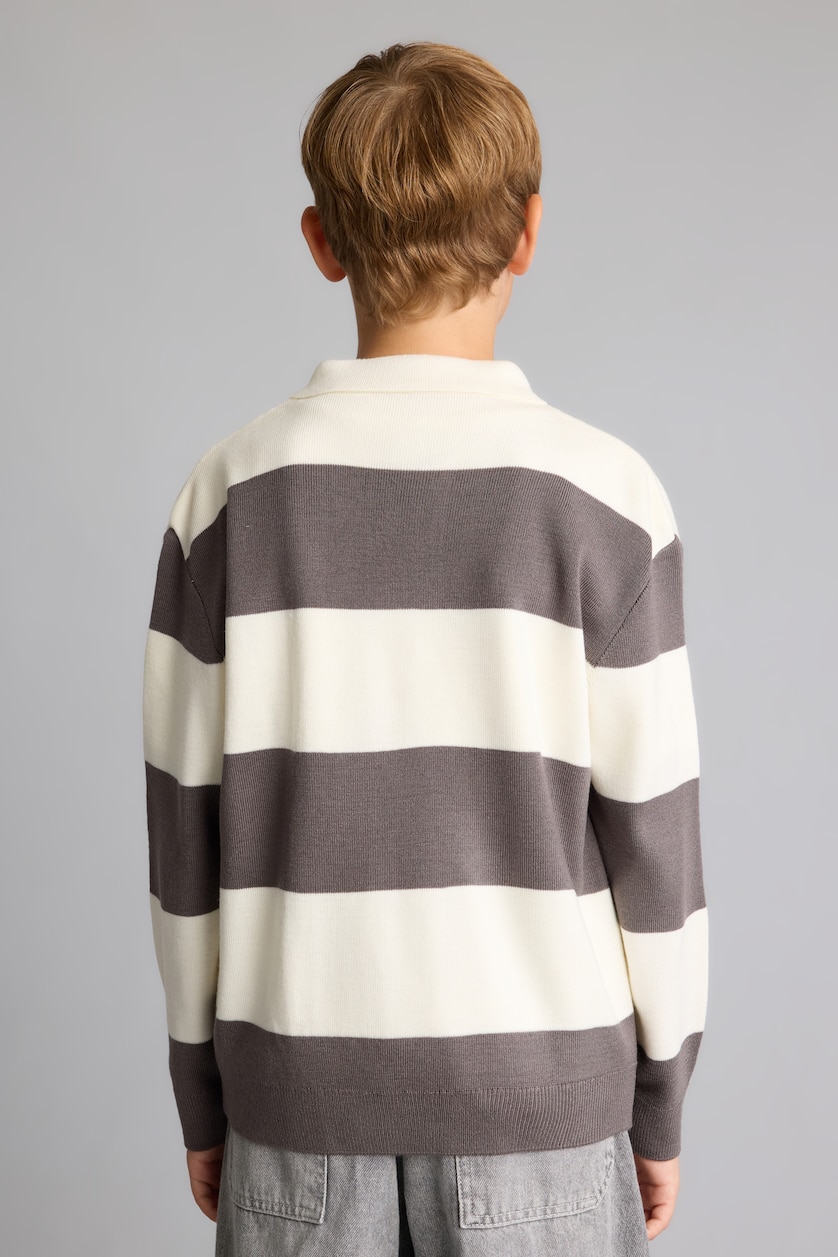 BOYS & TEENS Light Grey بلوفر اولادي تريكو قصة عادية بياقة بولو