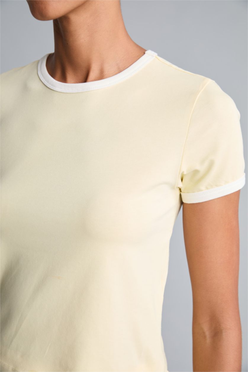 Woman Light Yellow Slim Fit Short Sleeve T-Shirt