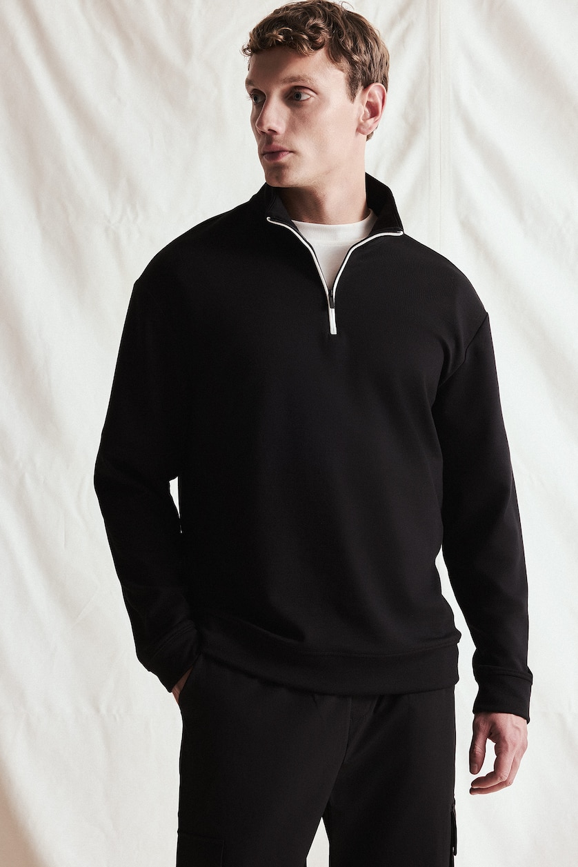MESHKUJ Black Standard Fit Stand Collar Half-Zip Basic Sweatshirt
