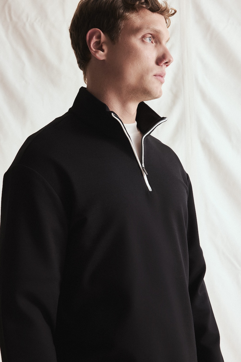 MESHKUJ Black Standard Fit Stand Collar Half-Zip Basic Sweatshirt