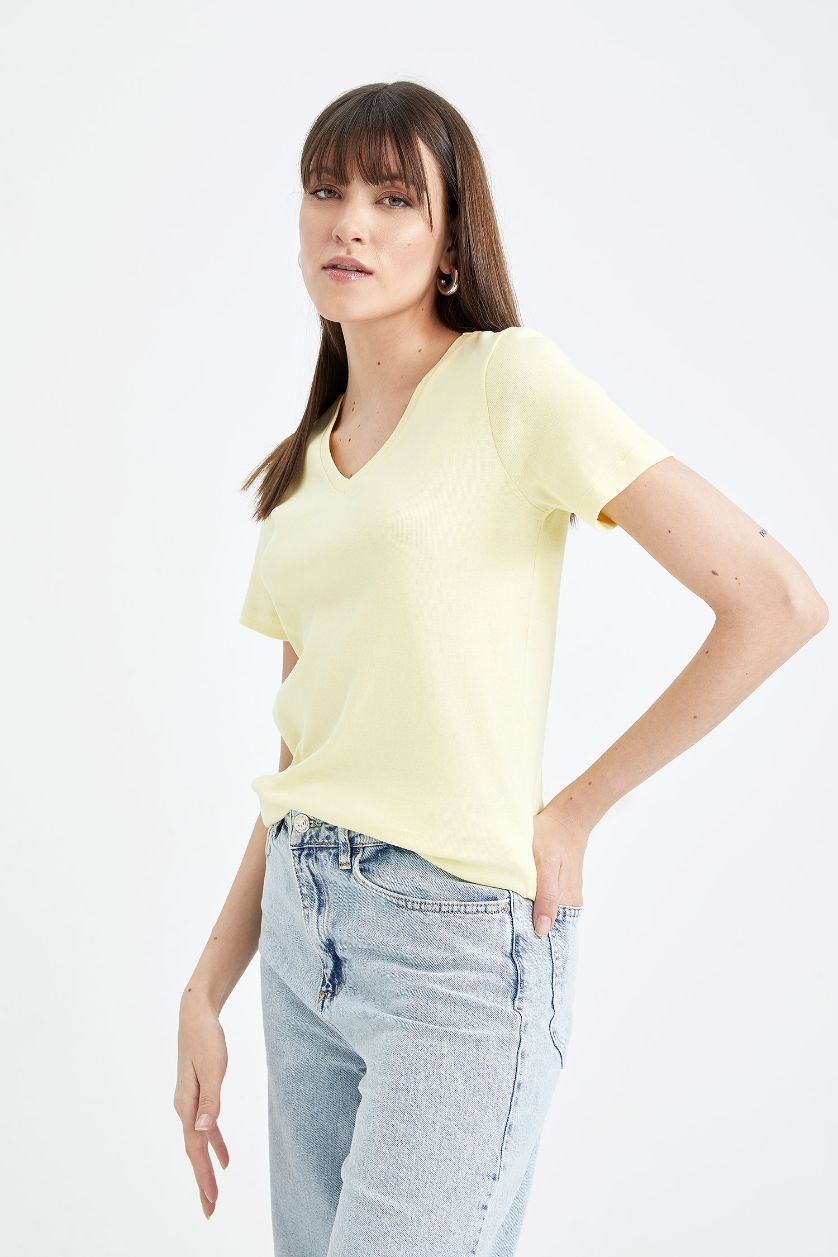 Kadın Açık Sarı Slim Fit Dar Kesim V Yaka Ribana Basic Düz %100 Pamuk Kısa Kollu Tişört