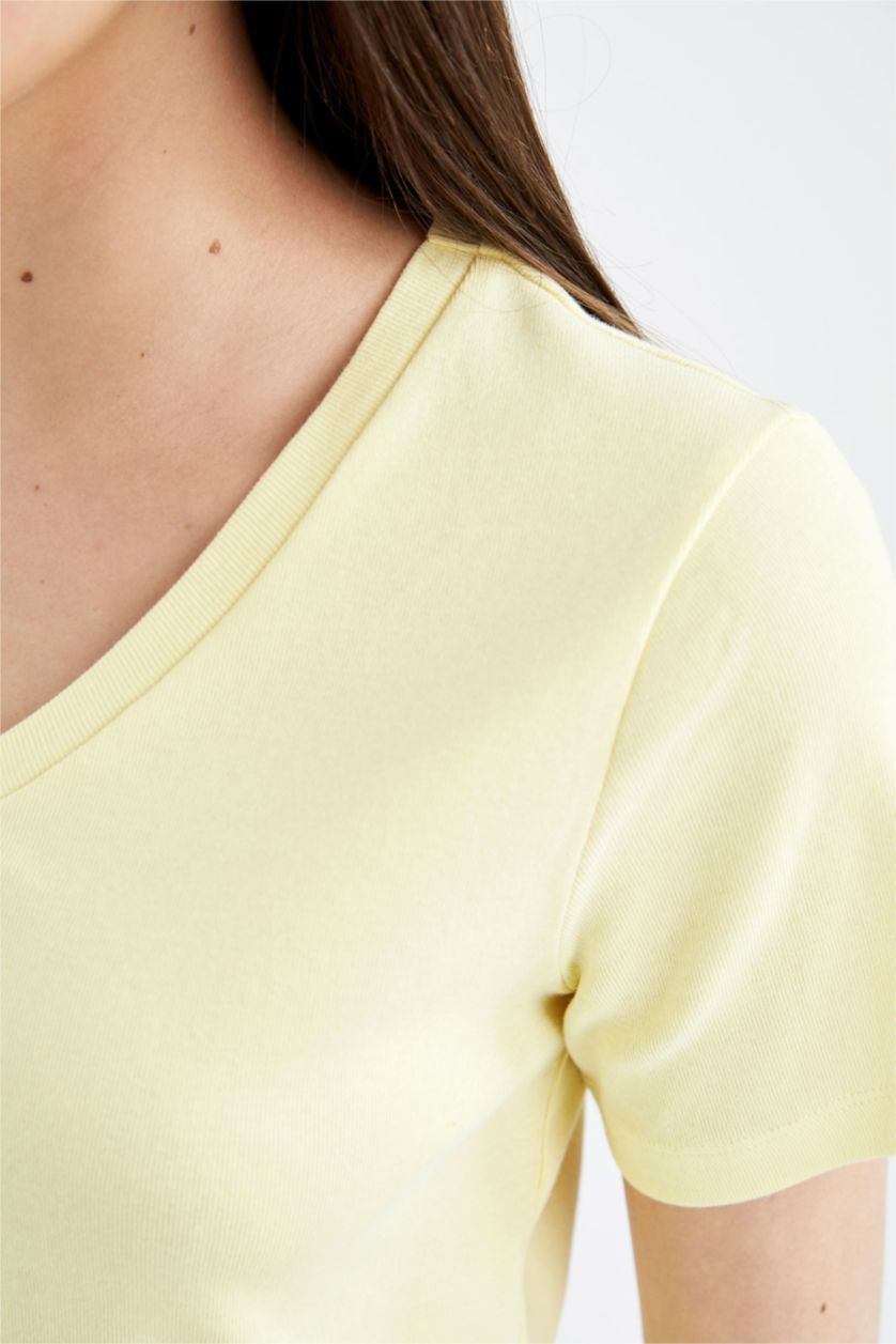 Kadın Açık Sarı Slim Fit Dar Kesim V Yaka Ribana Basic Düz %100 Pamuk Kısa Kollu Tişört