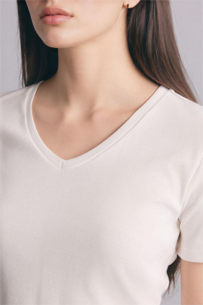 حريمي بيج فاتح تيشيرت نص كم سادة بيزك سليم فيت بياقة V