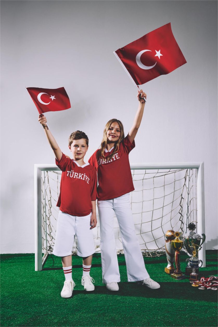 Kız Çocuk - Genç Kız Kırmızı V Yaka Türkiye Baskılı Tişört Kız Çocuk
