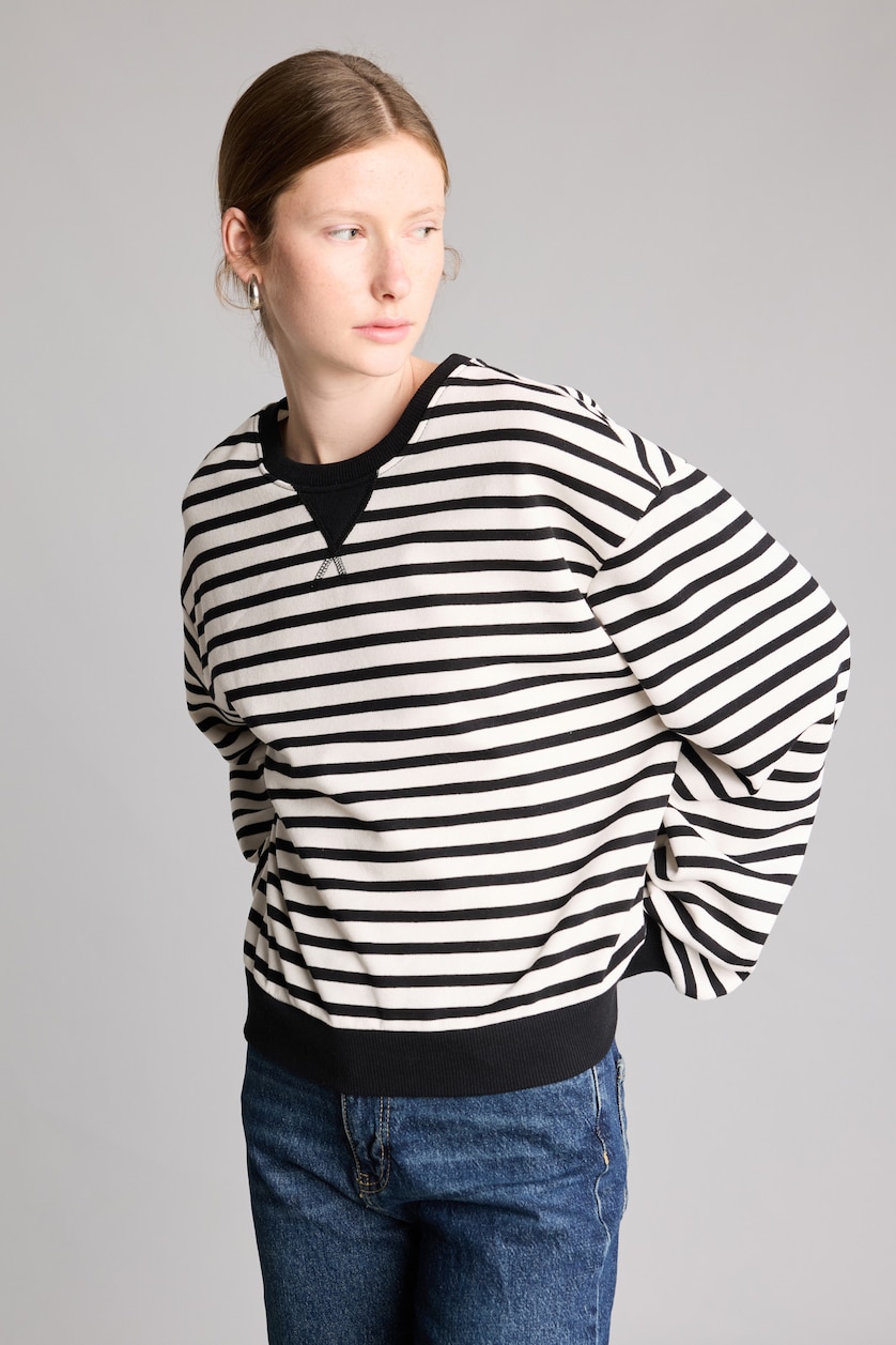 Women Black Relax Fit Thick Sweatshirt Fabric Sweatshirt