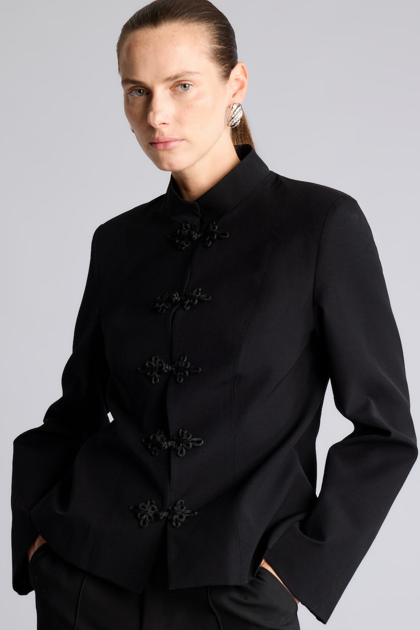 Woman Black Regular Fit Woven Blazer