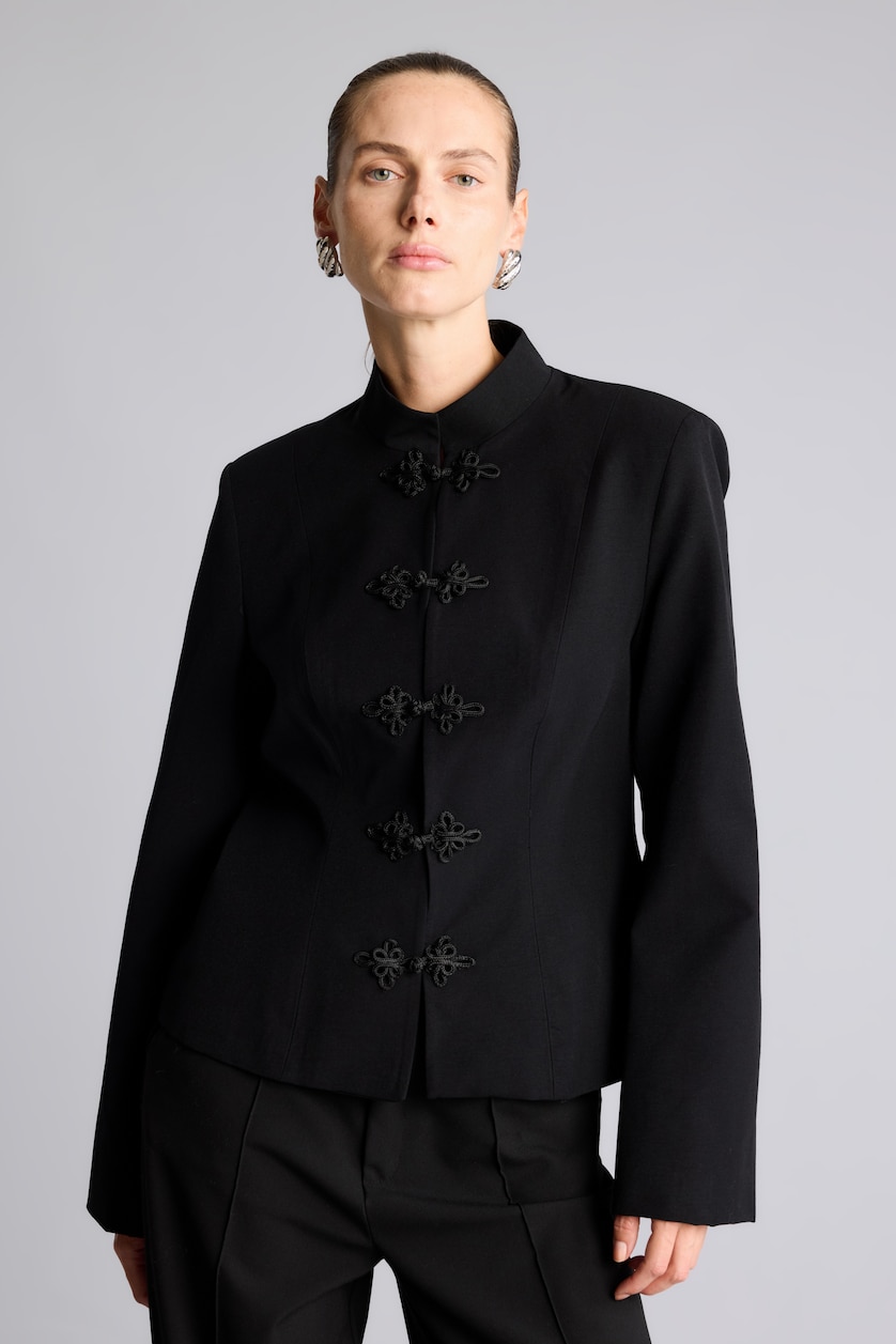 Woman Black Regular Fit Woven Blazer