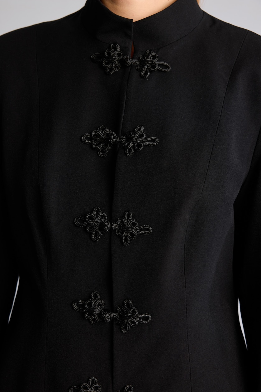 Woman Black Regular Fit Woven Blazer
