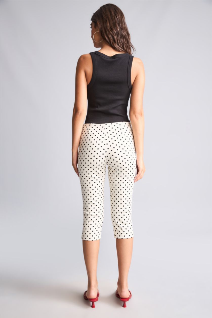 Woman White Polka Dot Normal Waist Regular Hem Capri