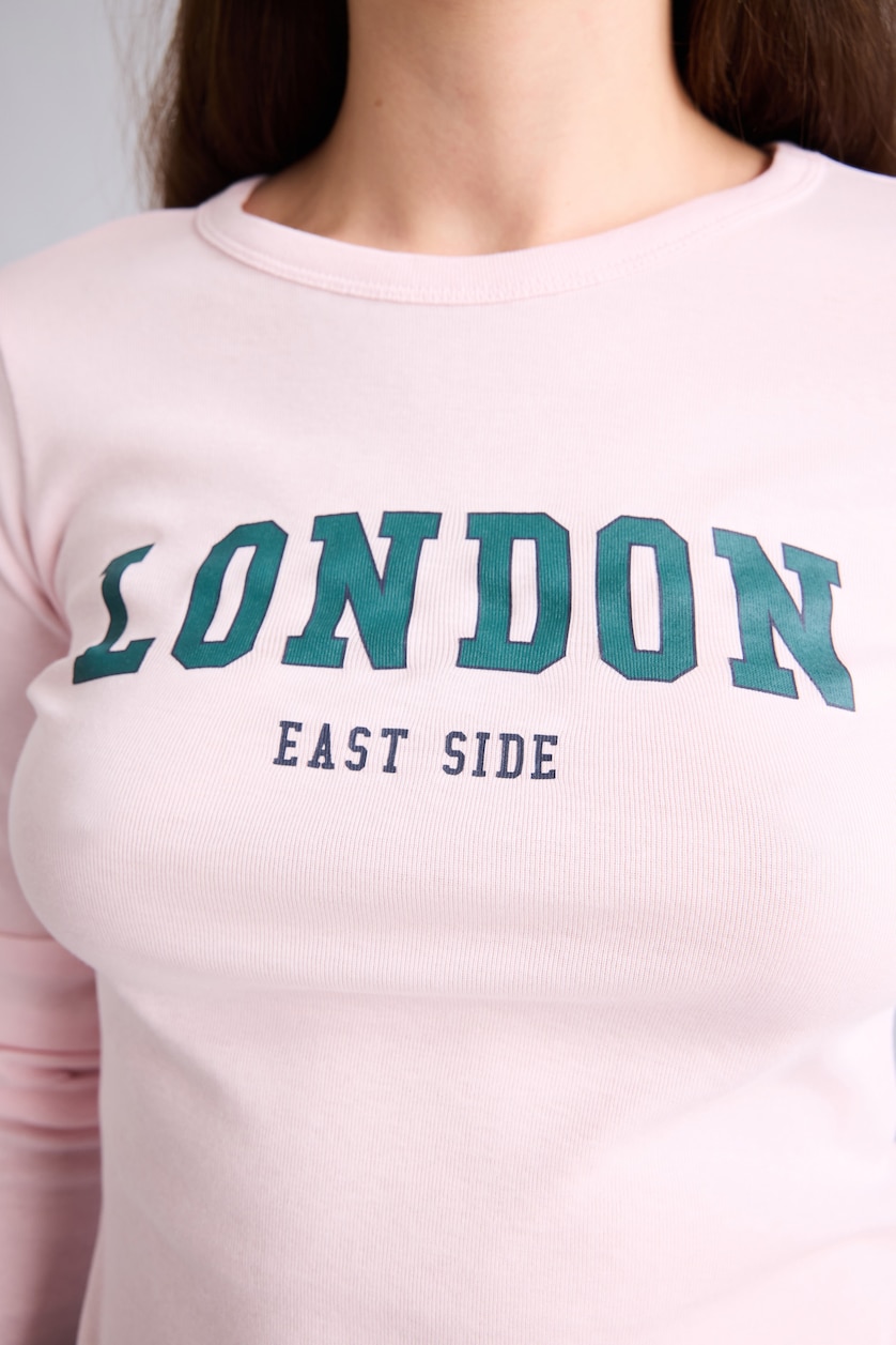 Kadın Açık Pembe %100 Pamuk Fitted Yazı Baskılı Tişört