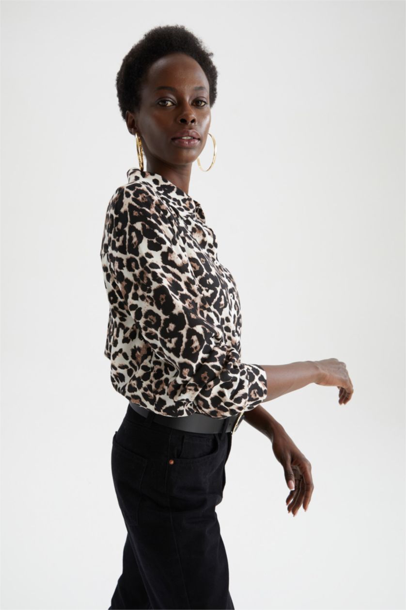 نساء بيج قميص بأكمام طويلة وياقة القميص بقصة عادية