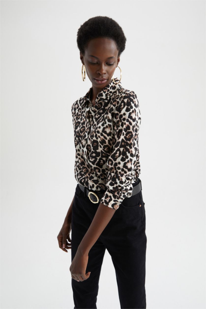 نساء بيج قميص بأكمام طويلة وياقة القميص بقصة عادية