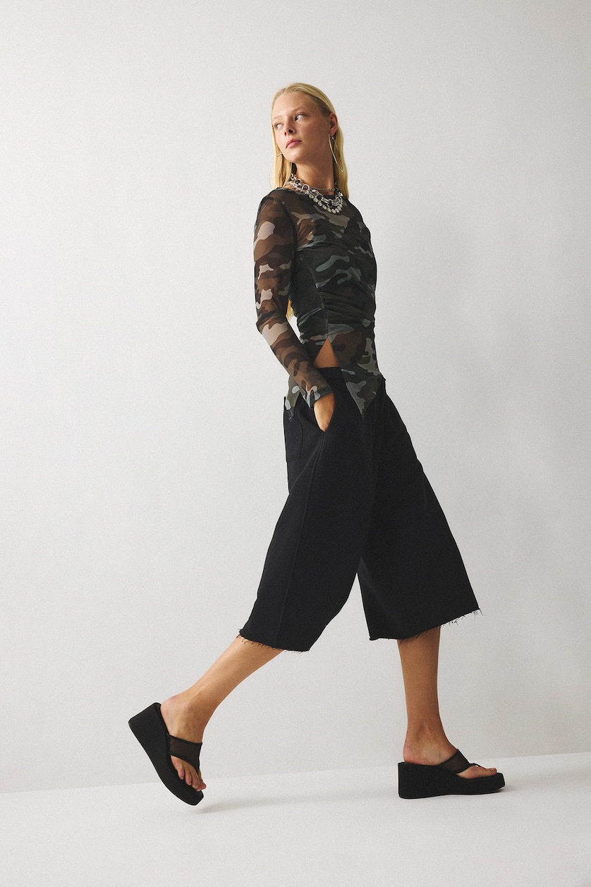 Kadın Siyah Loose Fit Kesik Paça Bermuda Şort