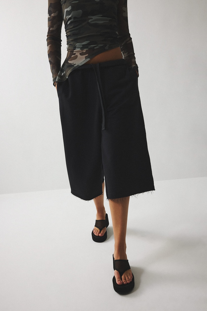Kadın Siyah Loose Fit Kesik Paça Bermuda Şort