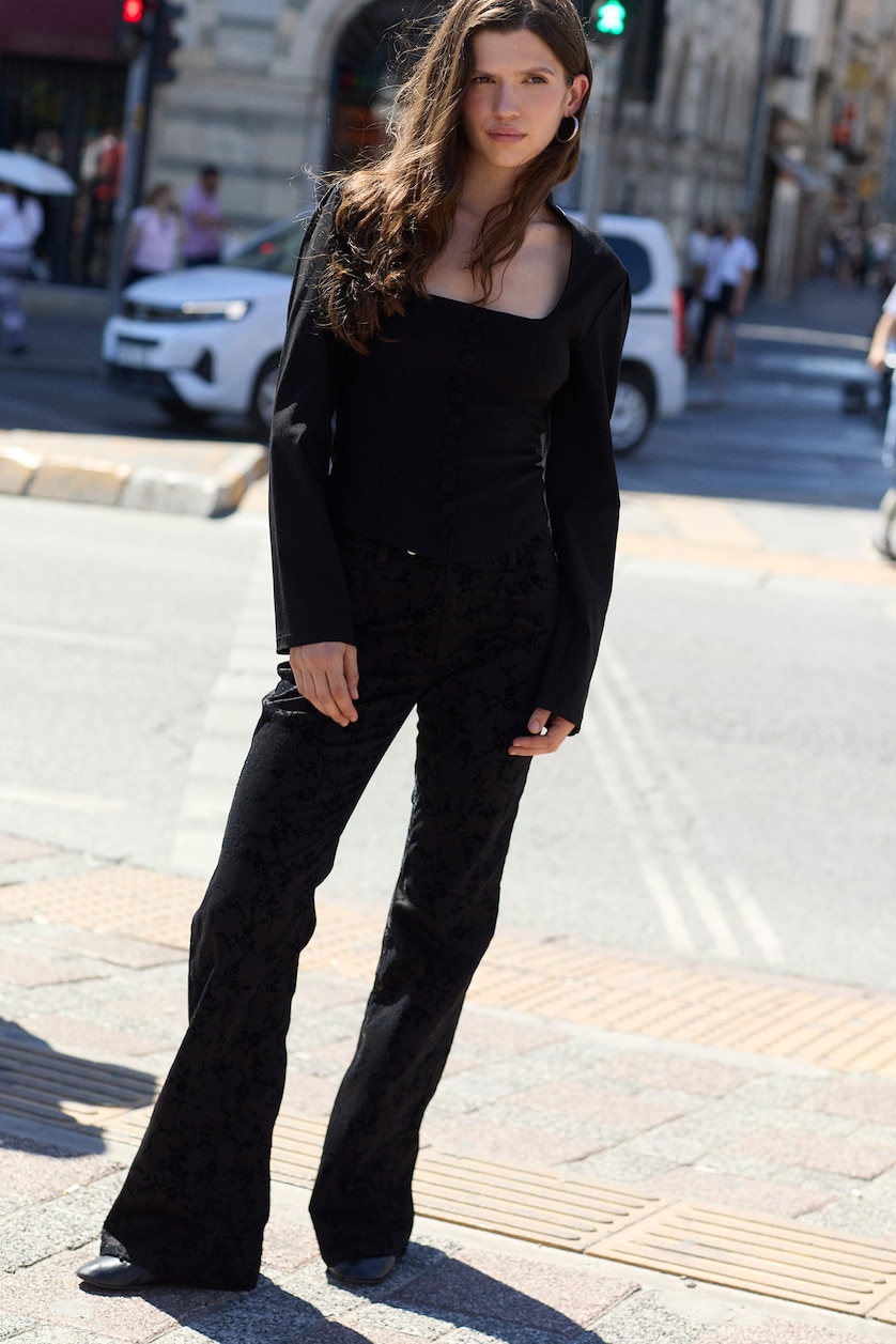 Kadın Siyah Jakarlı Flare Fit Cepli Pantolon