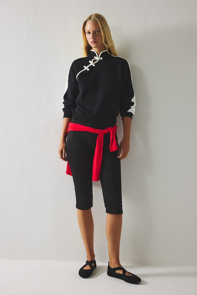 Kadın Siyah Kontrast Asimetrik Düğmeli Sweatshirt