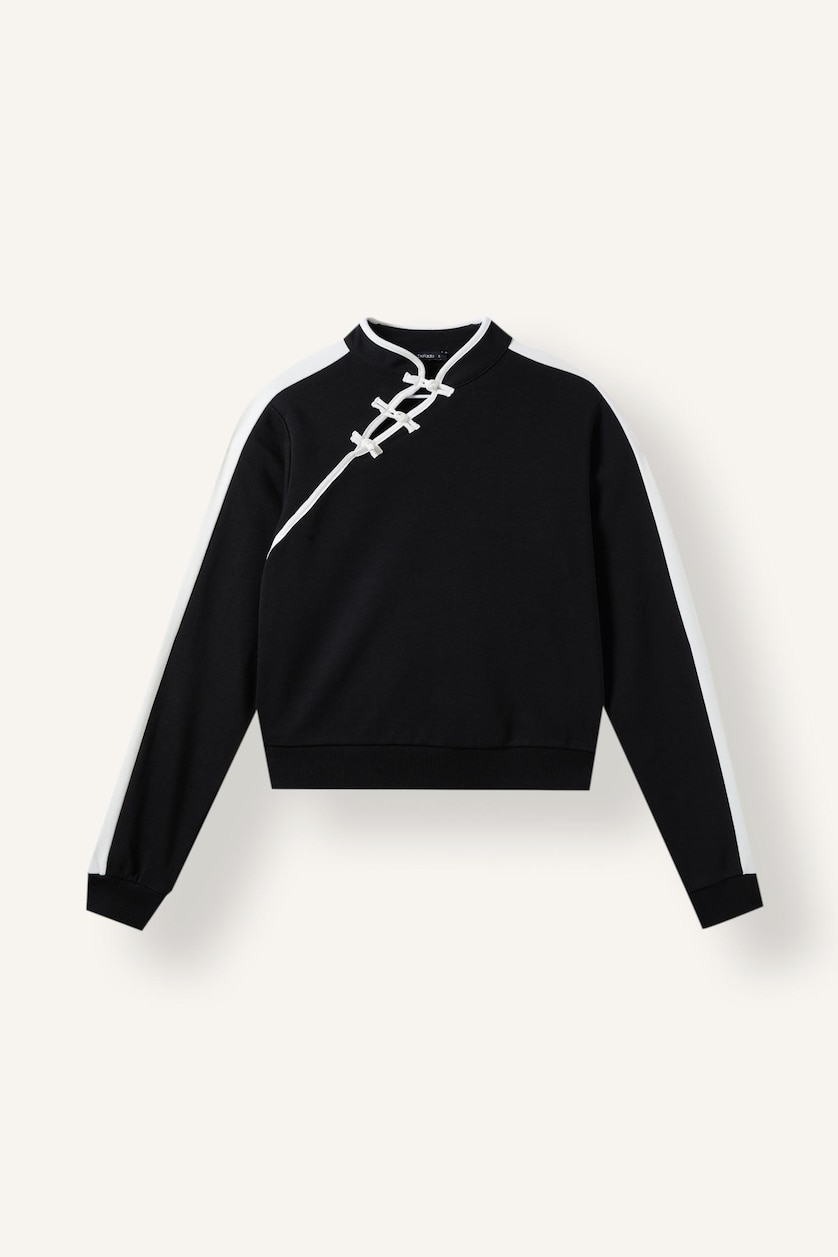 Kadın Siyah Kontrast Asimetrik Düğmeli Sweatshirt