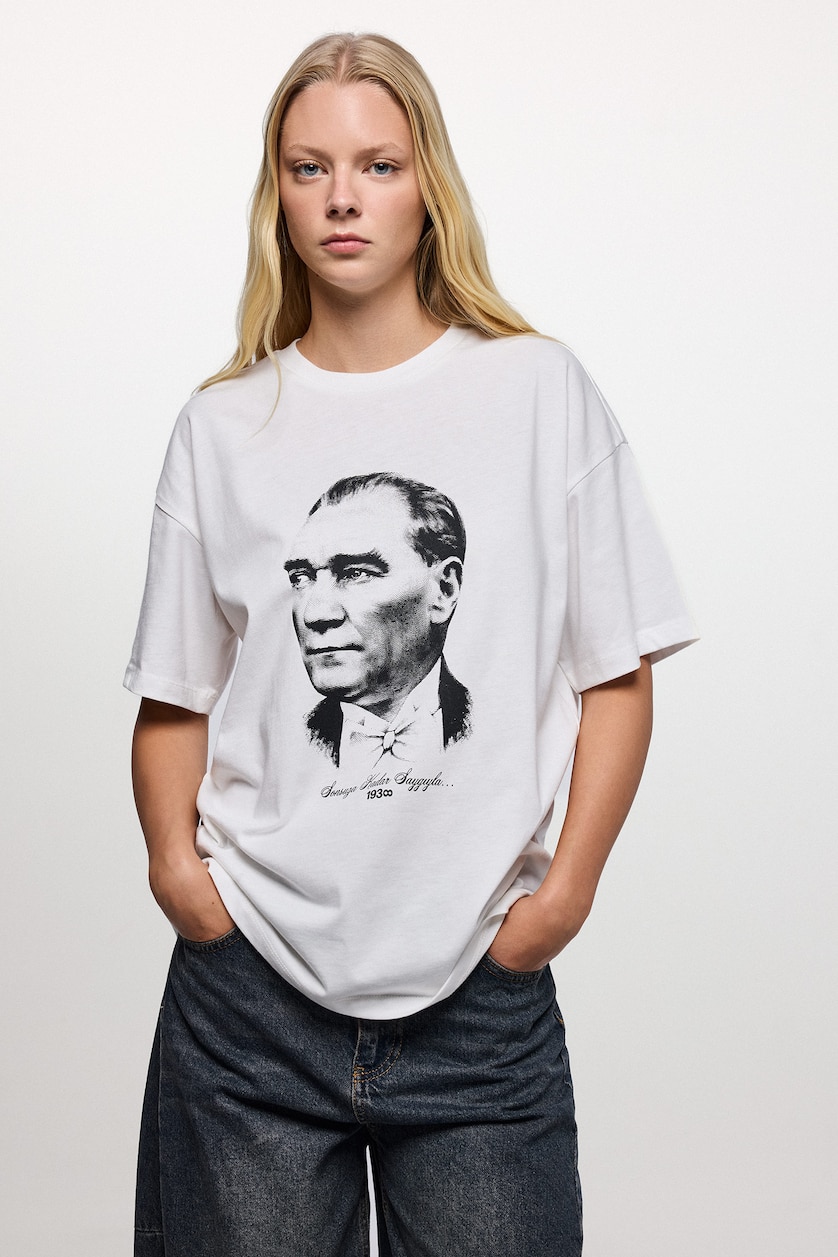Kadın Kırık Beyaz Oversıze Atatürk Baskılı Kısa Kollu Tişört