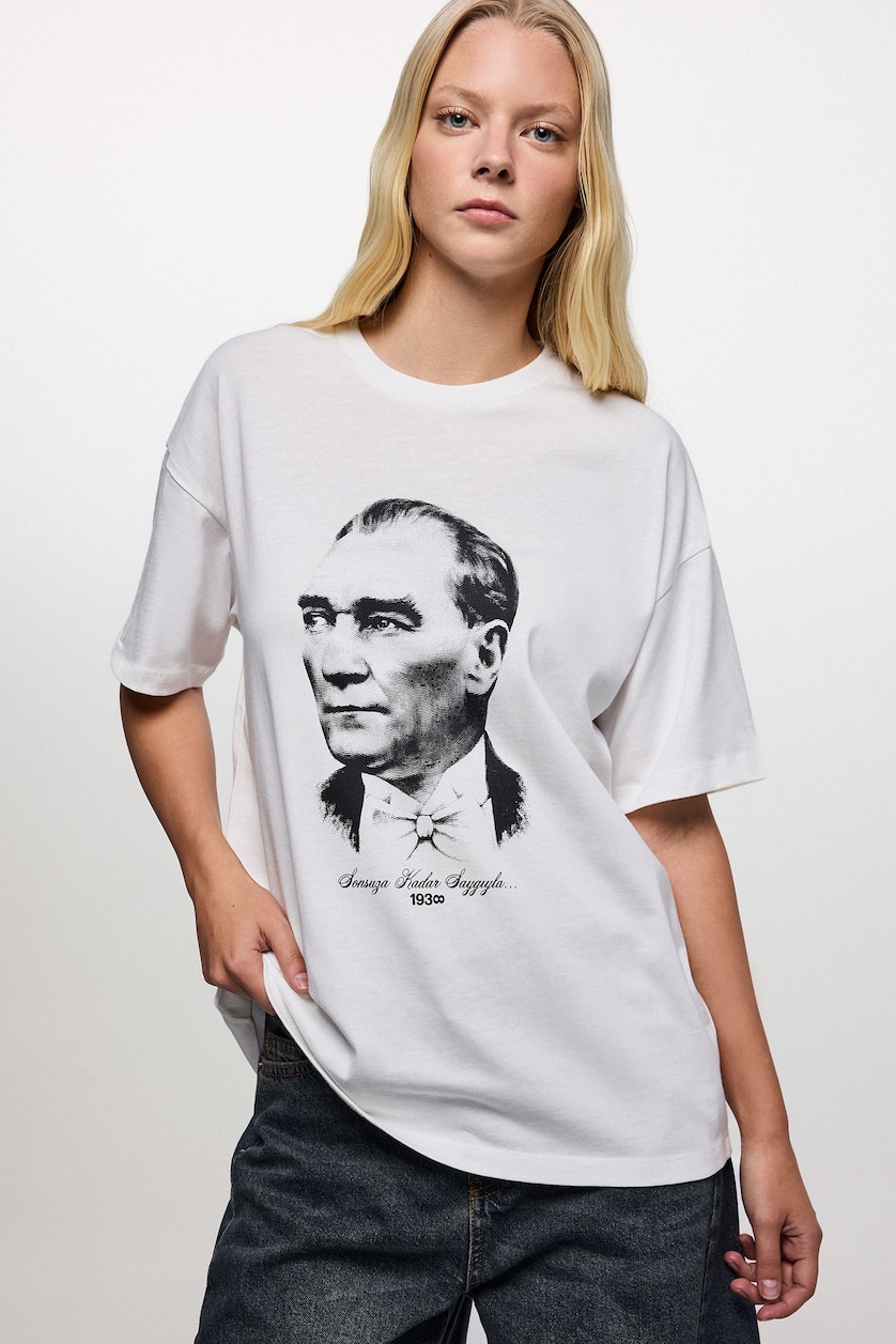 Kadın Kırık Beyaz Oversıze Atatürk Baskılı Kısa Kollu Tişört