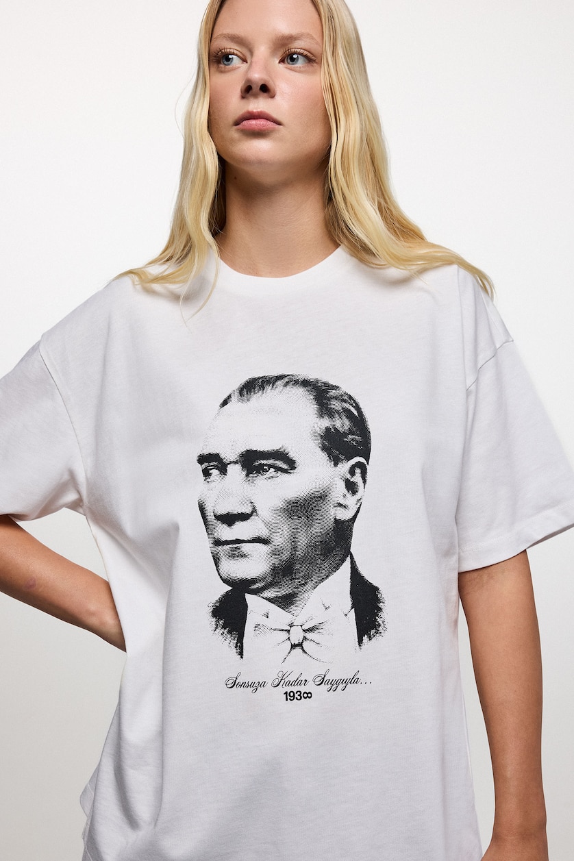 Kadın Kırık Beyaz Oversıze Atatürk Baskılı Kısa Kollu Tişört