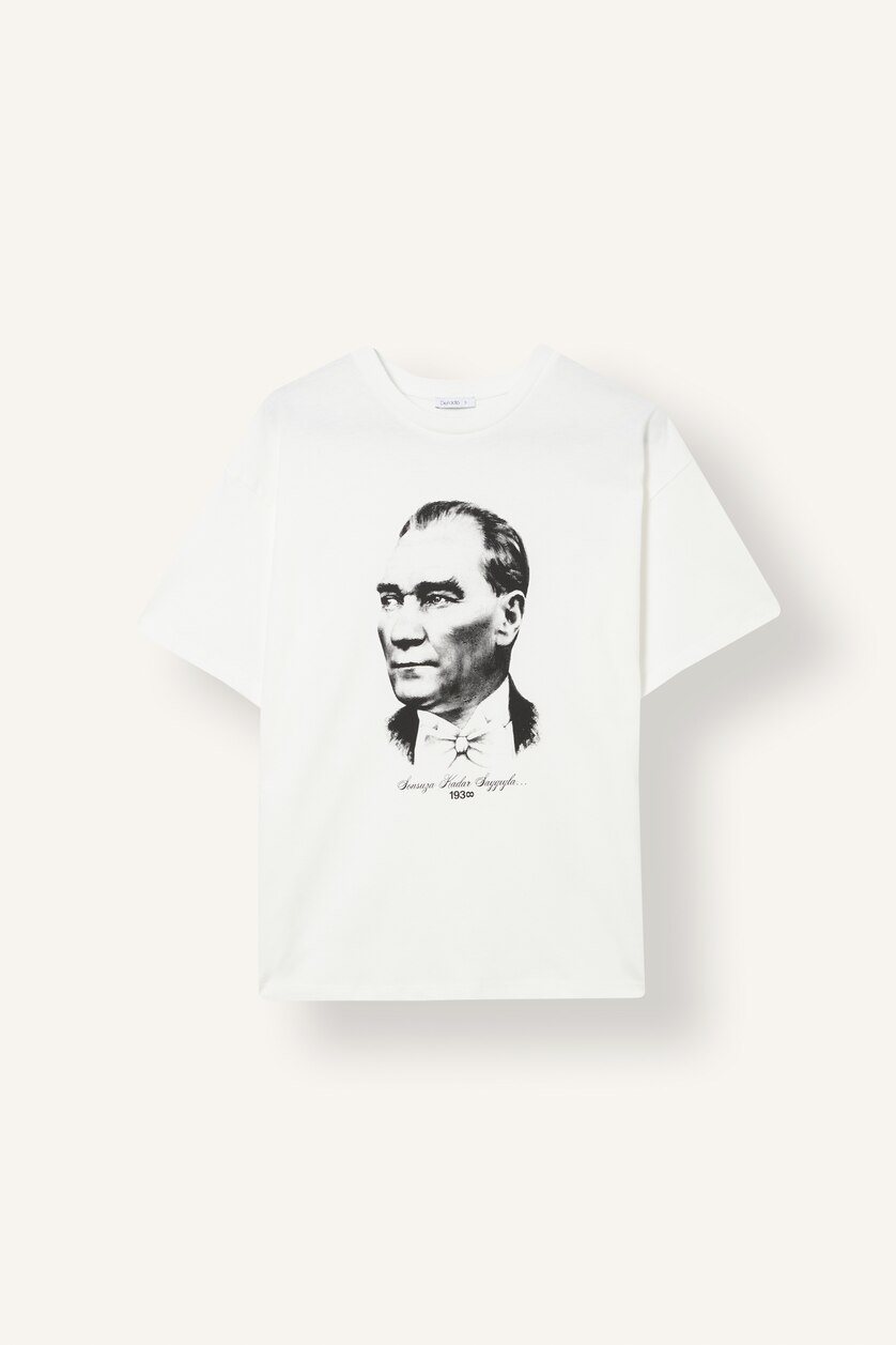 Kadın Kırık Beyaz Oversıze Atatürk Baskılı Kısa Kollu Tişört