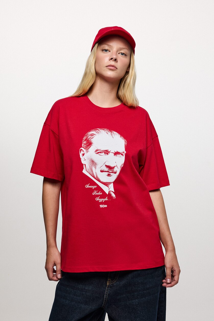 Kadın Kırmızı Oversıze Atatürk Baskılı Kısa Kollu Tişört