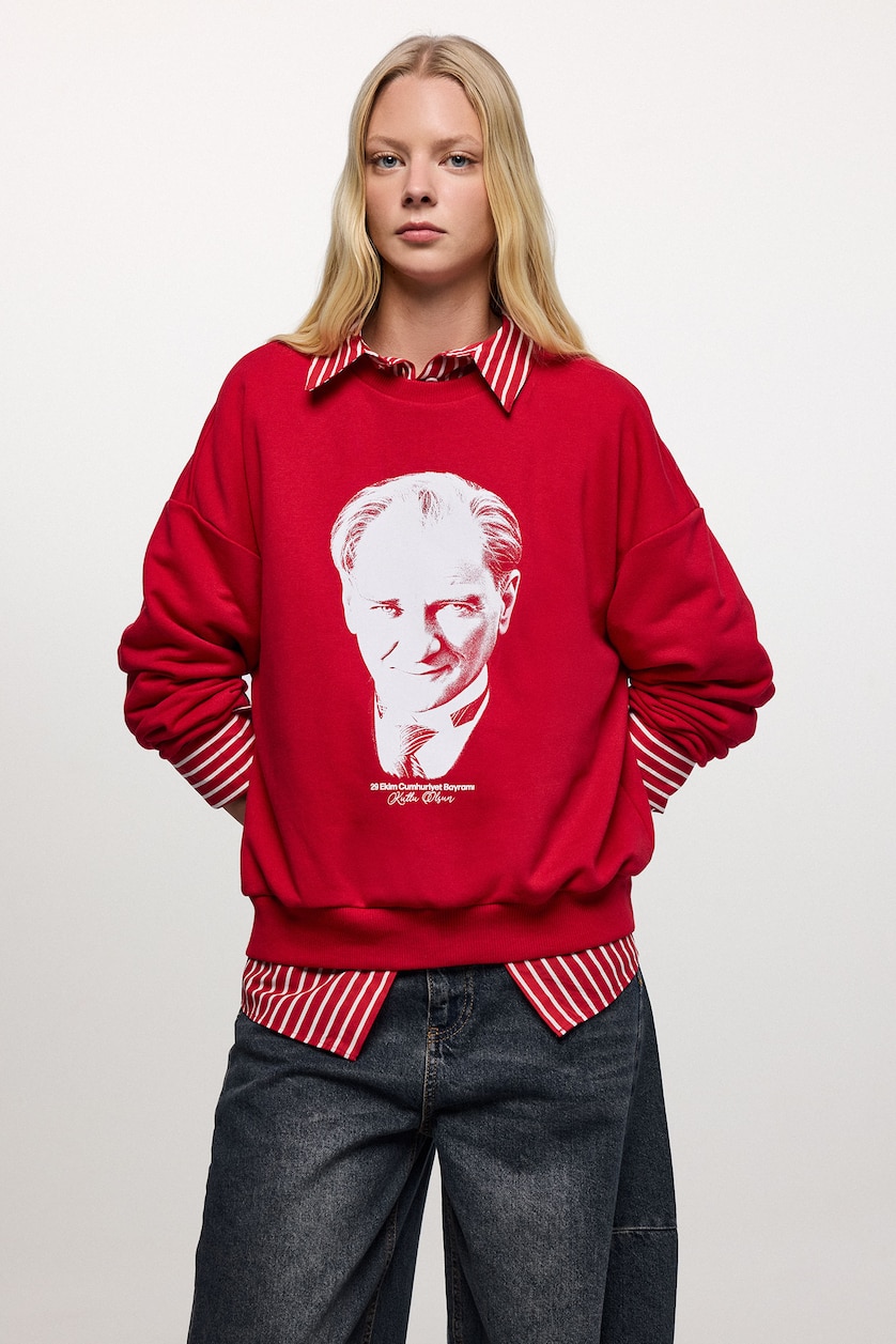 Kadın Kırmızı Bisiklet Yaka Atatürk Baskılı Sweatshirt