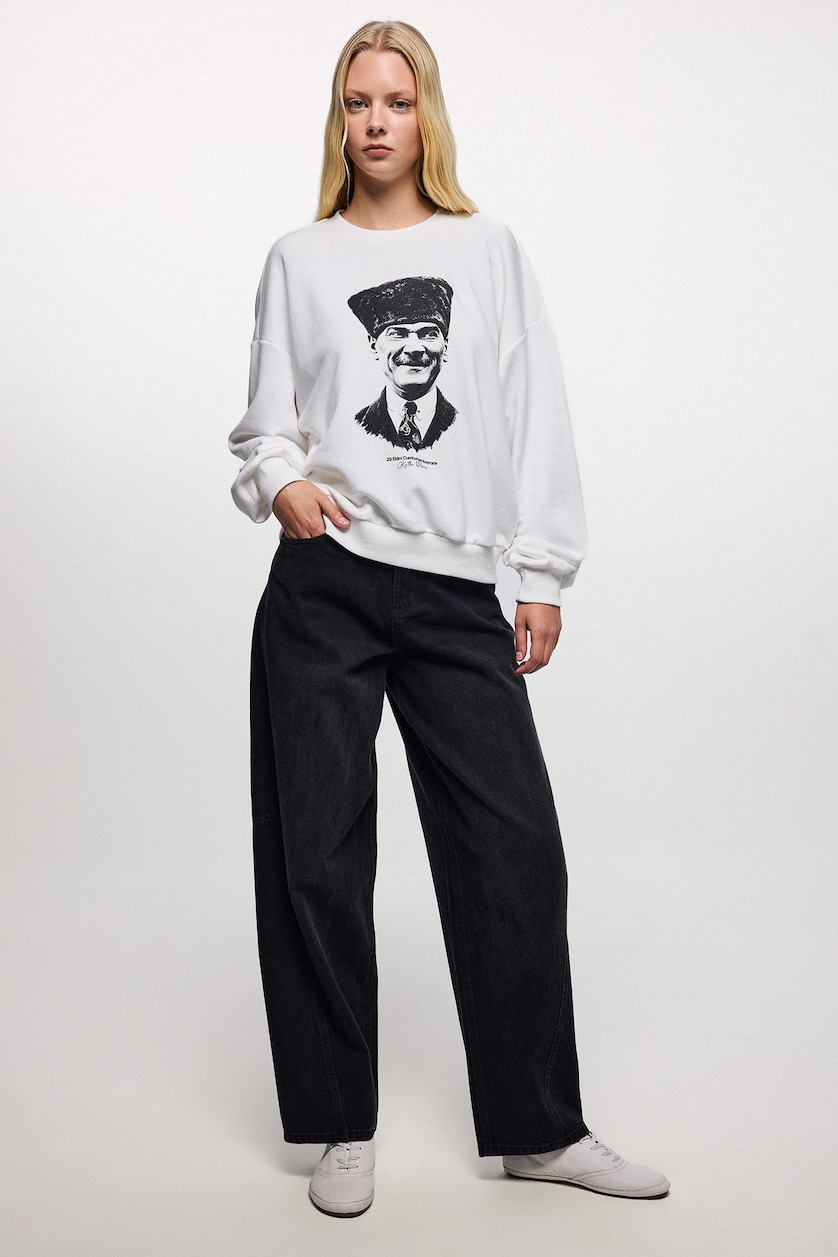 Kadın Kırık Beyaz Oversize Bisiklet Yaka Atatürk Kumaş Sweatshirt
