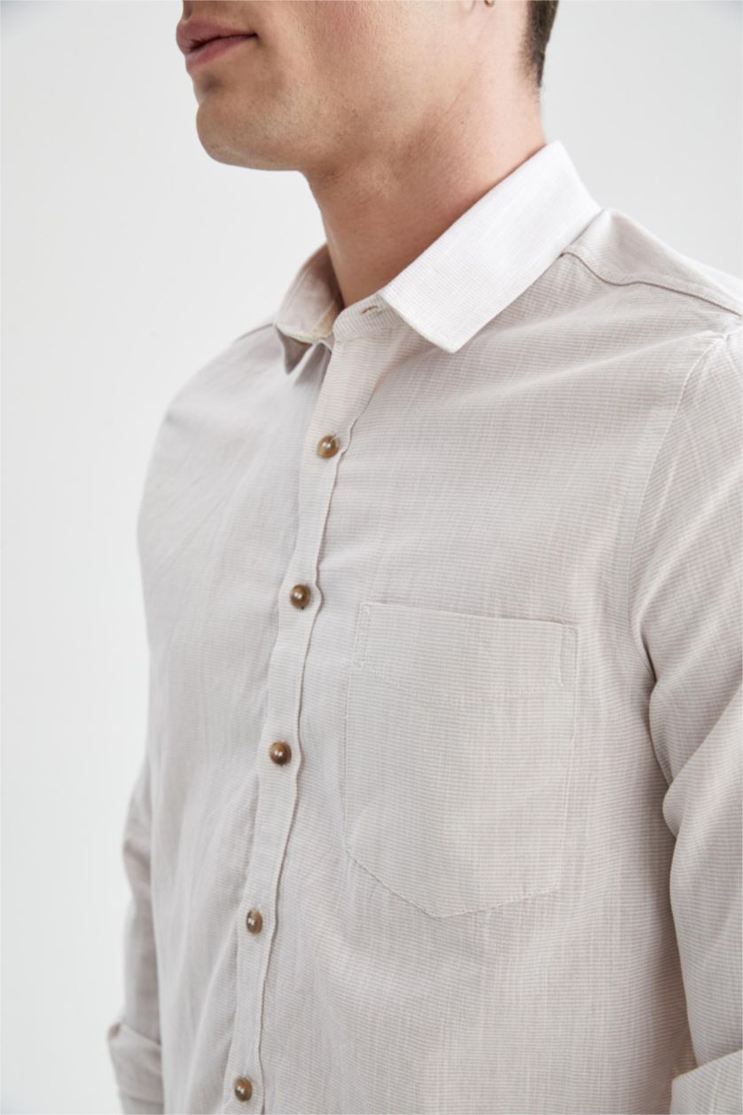 رجال بيج قميص بأكمام طويلة منقوش بقصة ضيقة