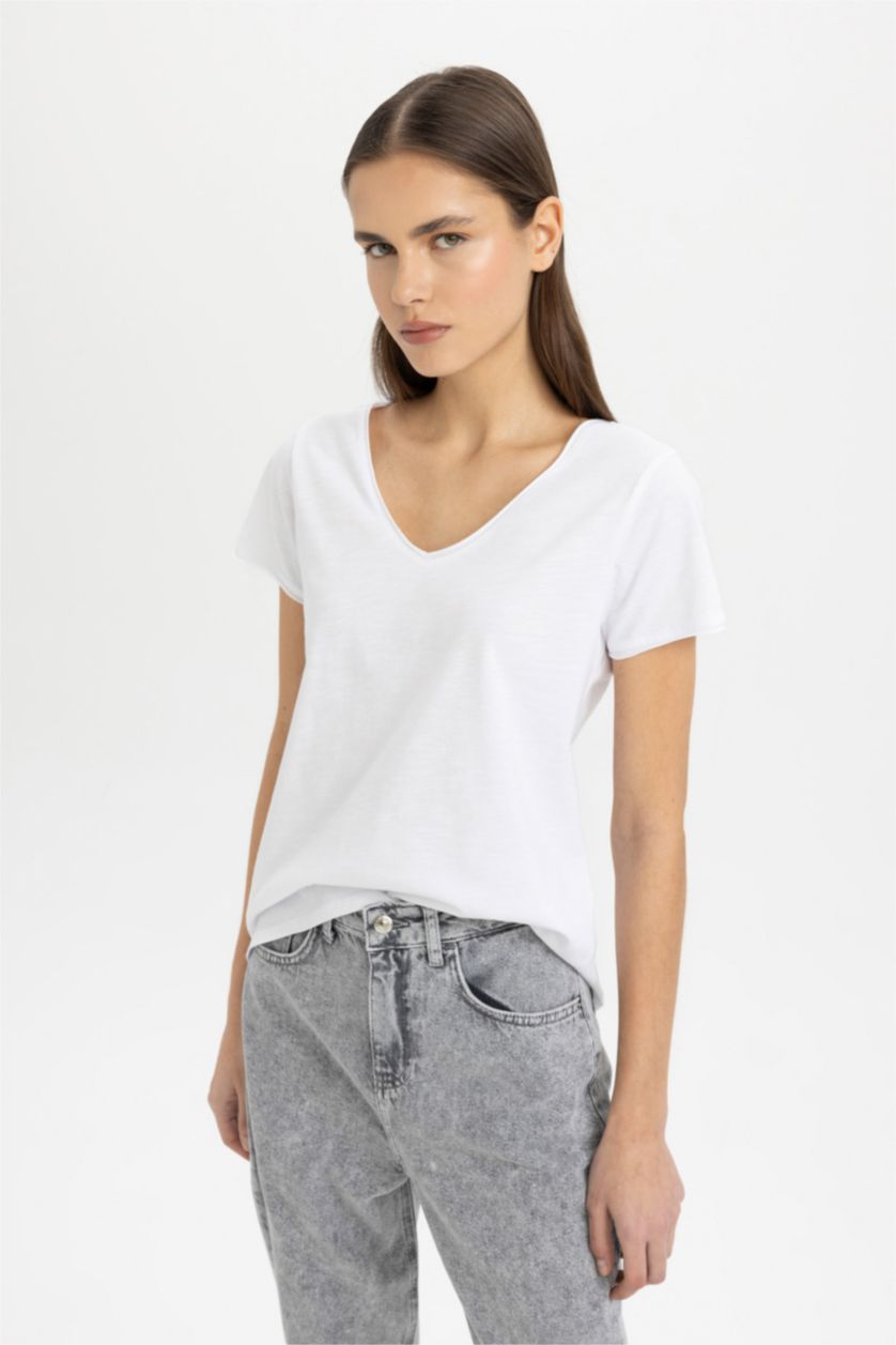 Woman White Regular Fit V-neck Short Sleeve T-Shirt