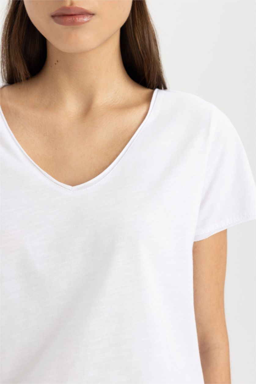 Woman White Regular Fit V-neck Short Sleeve T-Shirt