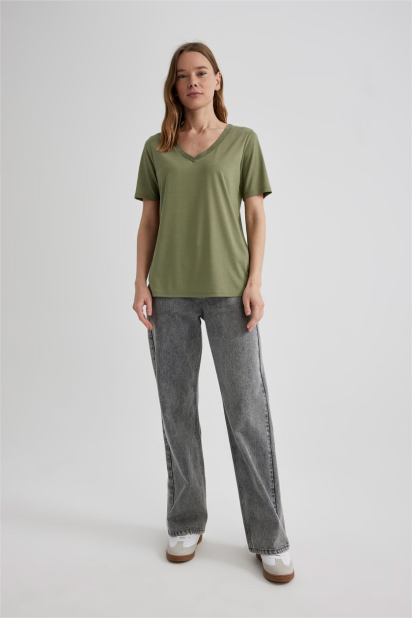 حريمي كاكي تيشيرت نص كم برقبة V قصة عادية