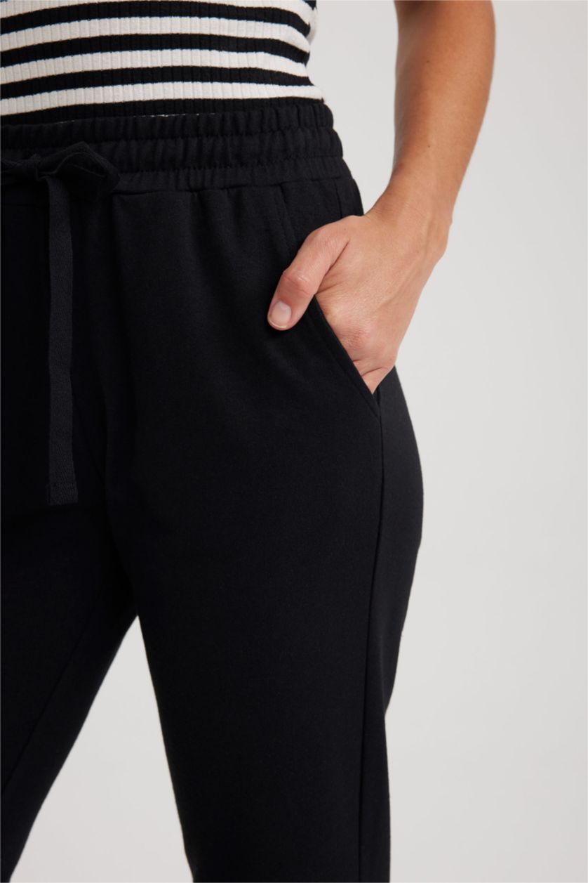 Kadın Siyah Regular Fit Cepli Beli Bağcıklı Lastilkli Eşofman Altı