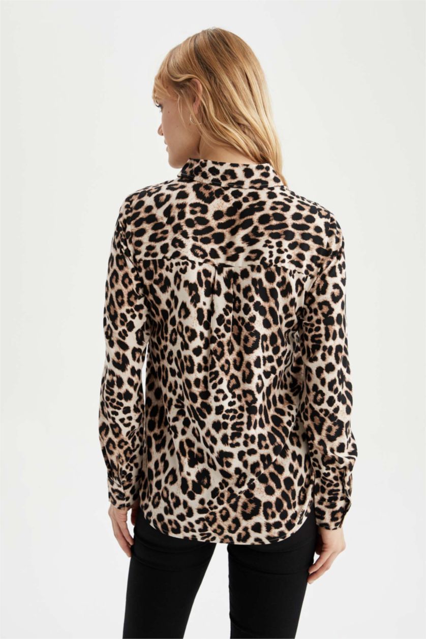 نساء بيج قميص بأكمام طويلة وياقة القميص بقصة عادية