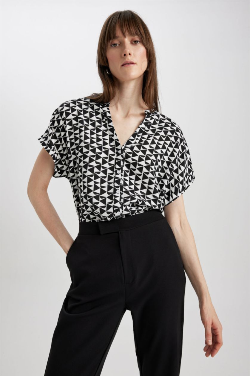 FEMME Noir Chemise à manches courtes et col rond coupe classique