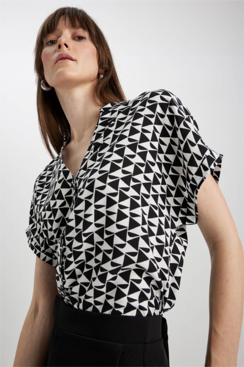 FEMME Noir Chemise à manches courtes et col rond coupe classique