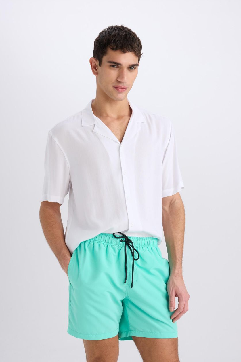 HOMME Bleu Short de bain court avec doublure filet