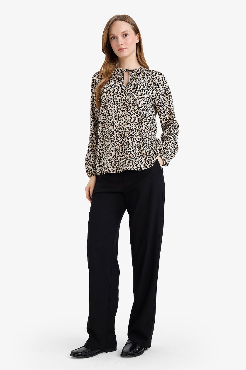 نساء بيج فاتح بلوزة تايجر ردن طويل مطبوع قصة عادية بياخة مستديرة