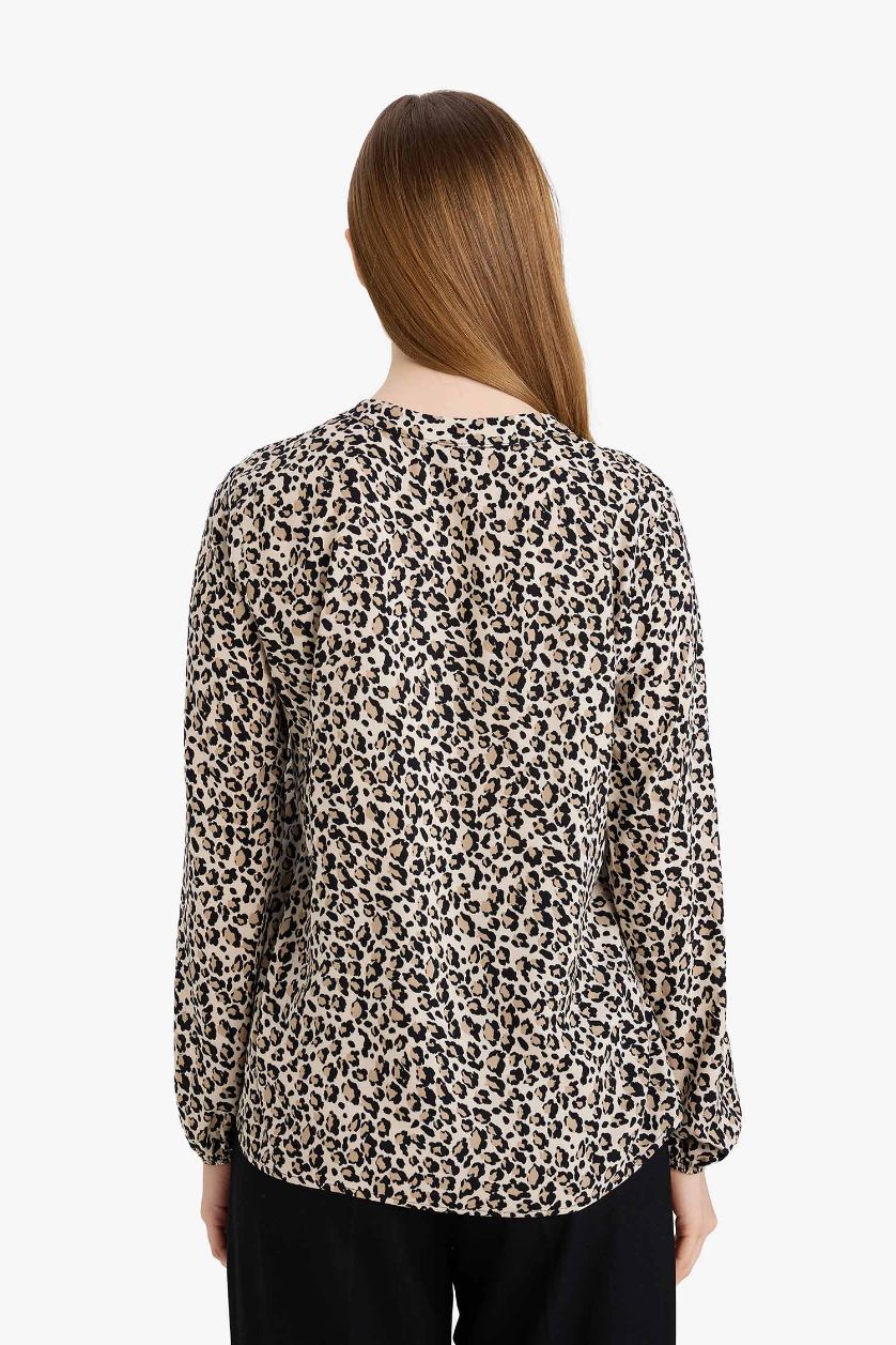 نساء بيج فاتح بلوزة تايجر ردن طويل مطبوع قصة عادية بياخة مستديرة