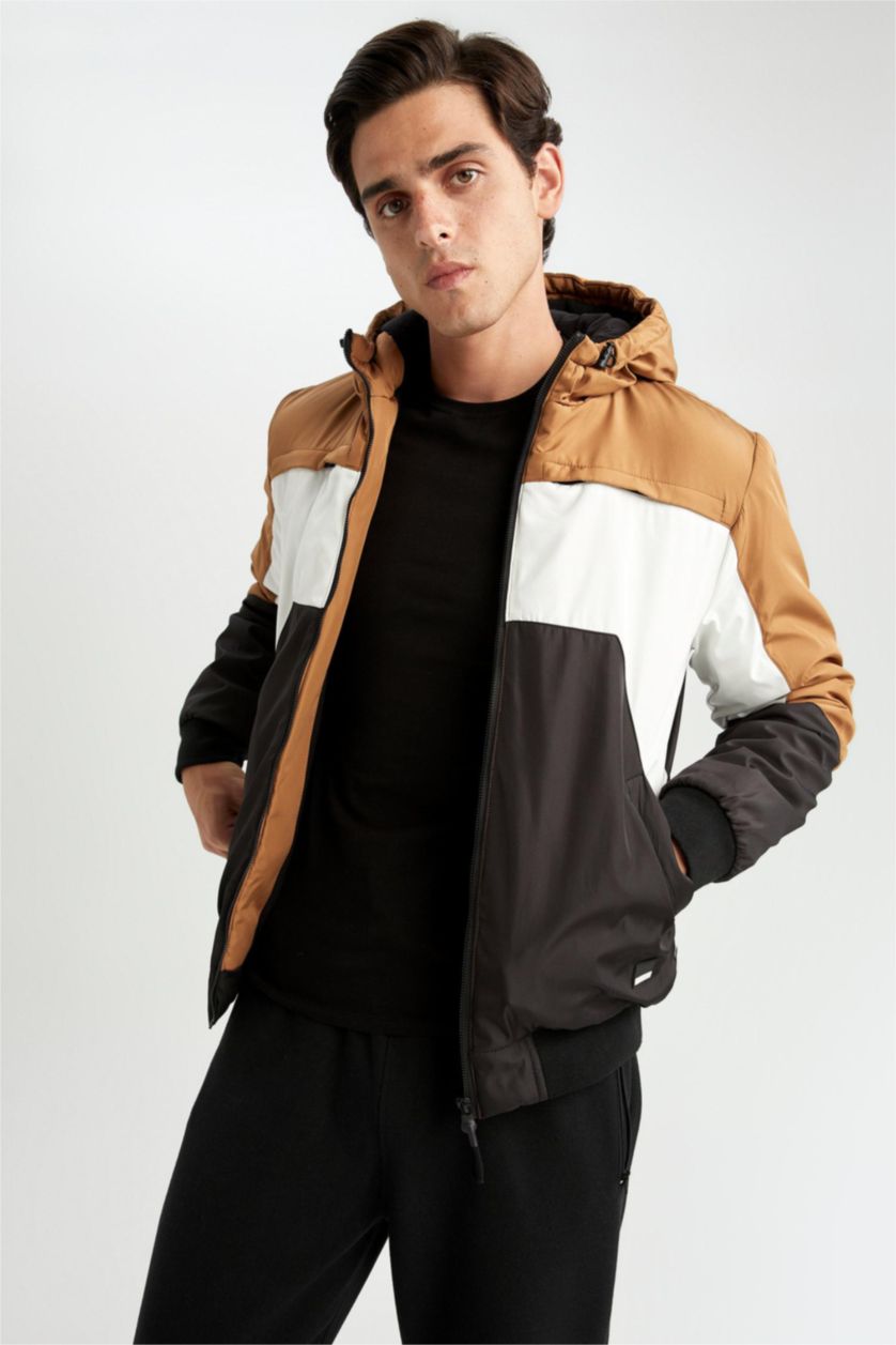 Erkek Camel Slim Fit Dar Kesim Renk Bloklu Astarlı Kapüşonlu Fermuarlı Cepli Şişme Mont