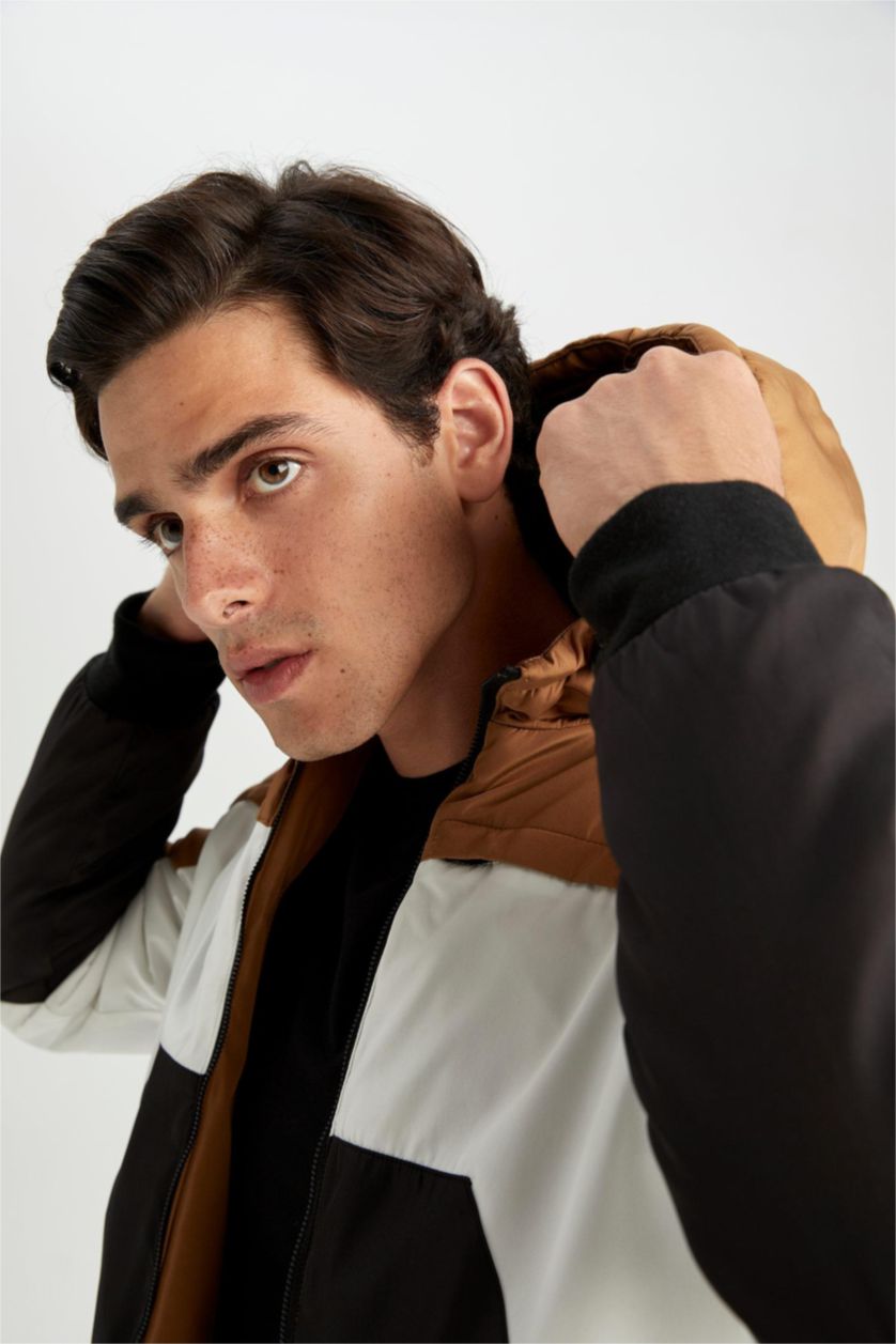 Erkek Camel Slim Fit Dar Kesim Renk Bloklu Astarlı Kapüşonlu Fermuarlı Cepli Şişme Mont