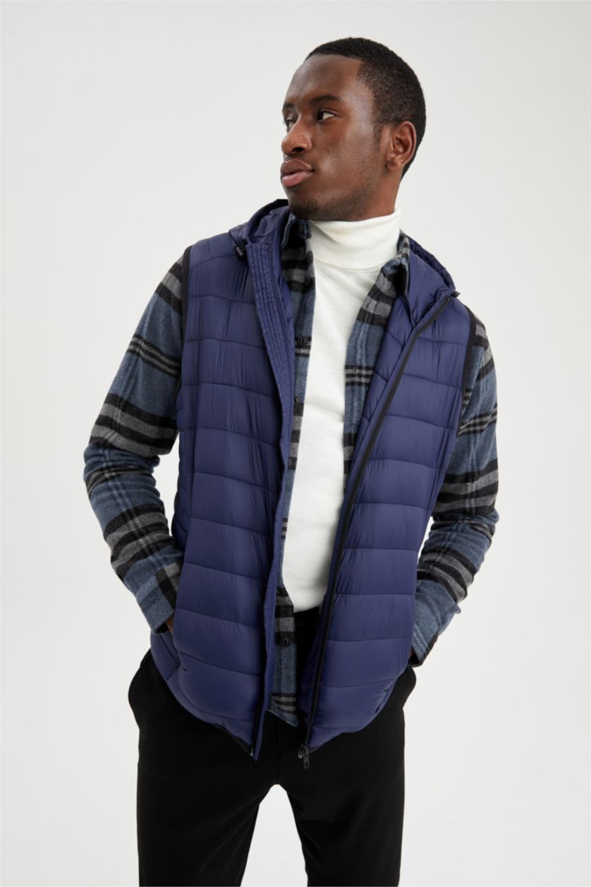 رجال كحلي فيست بامب خفيف بقصة ضيقة  بغطاء للرأس مقاوم للماء