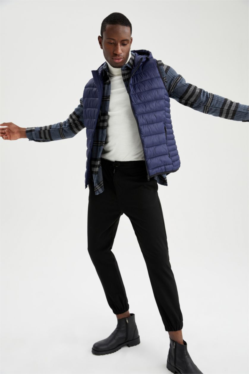 رجال كحلي فيست بامب خفيف بقصة ضيقة  بغطاء للرأس مقاوم للماء