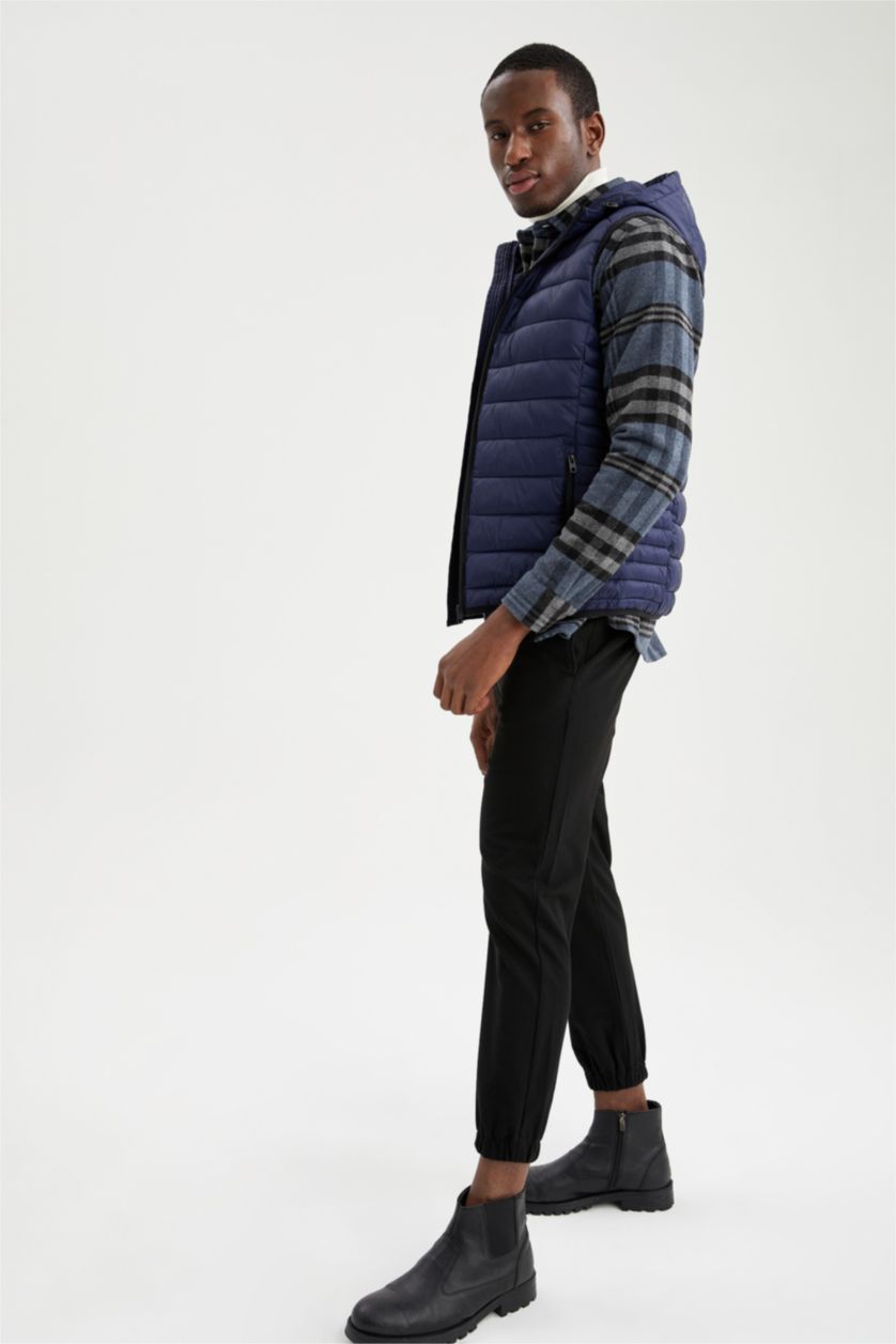 رجال كحلي فيست بامب خفيف بقصة ضيقة  بغطاء للرأس مقاوم للماء