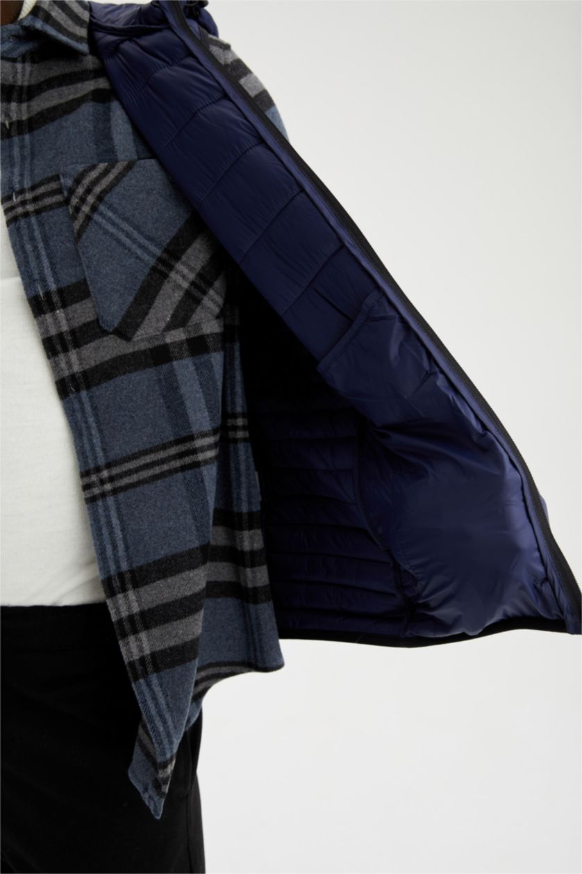 رجال كحلي فيست بامب خفيف بقصة ضيقة  بغطاء للرأس مقاوم للماء