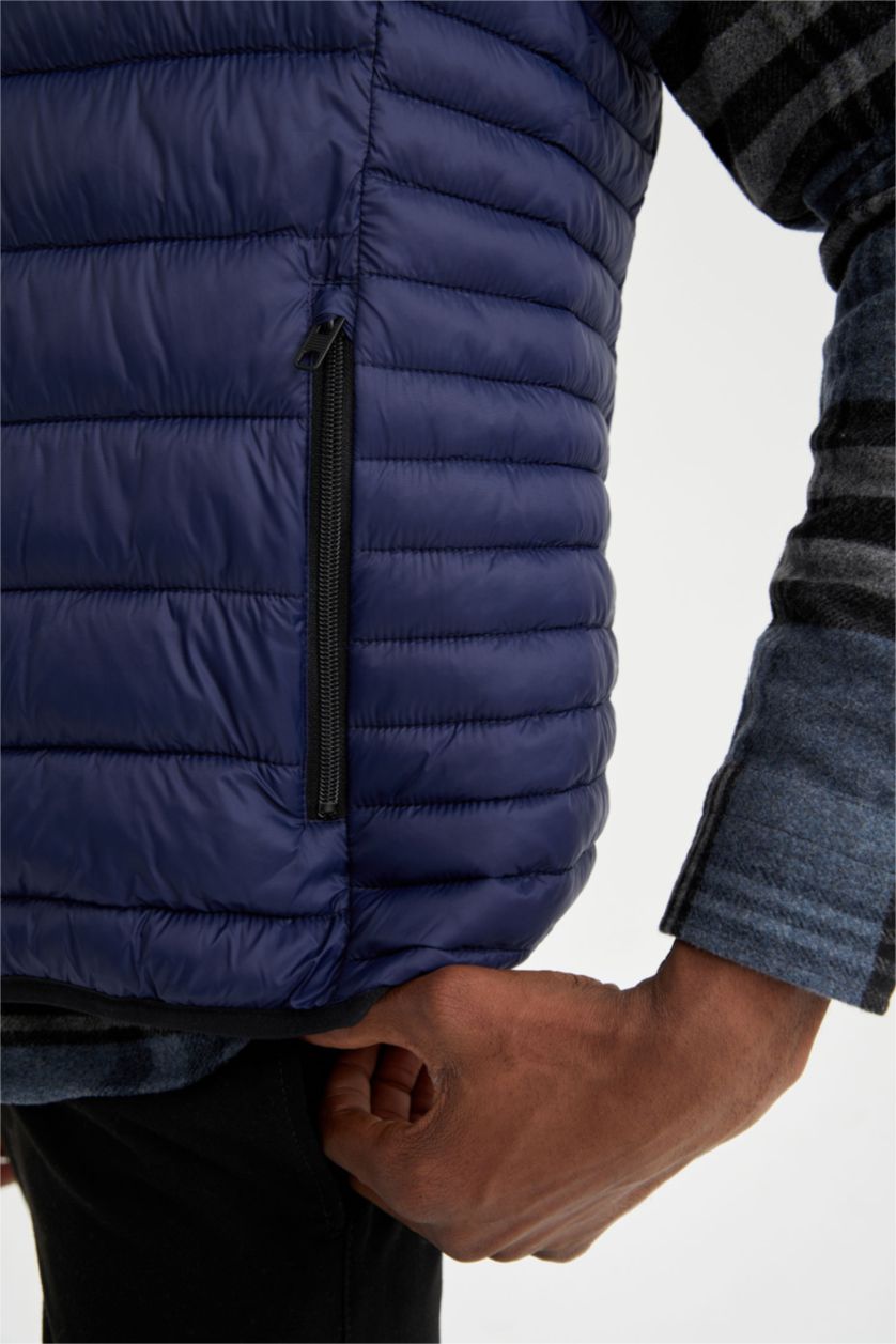 رجال كحلي فيست بامب خفيف بقصة ضيقة  بغطاء للرأس مقاوم للماء