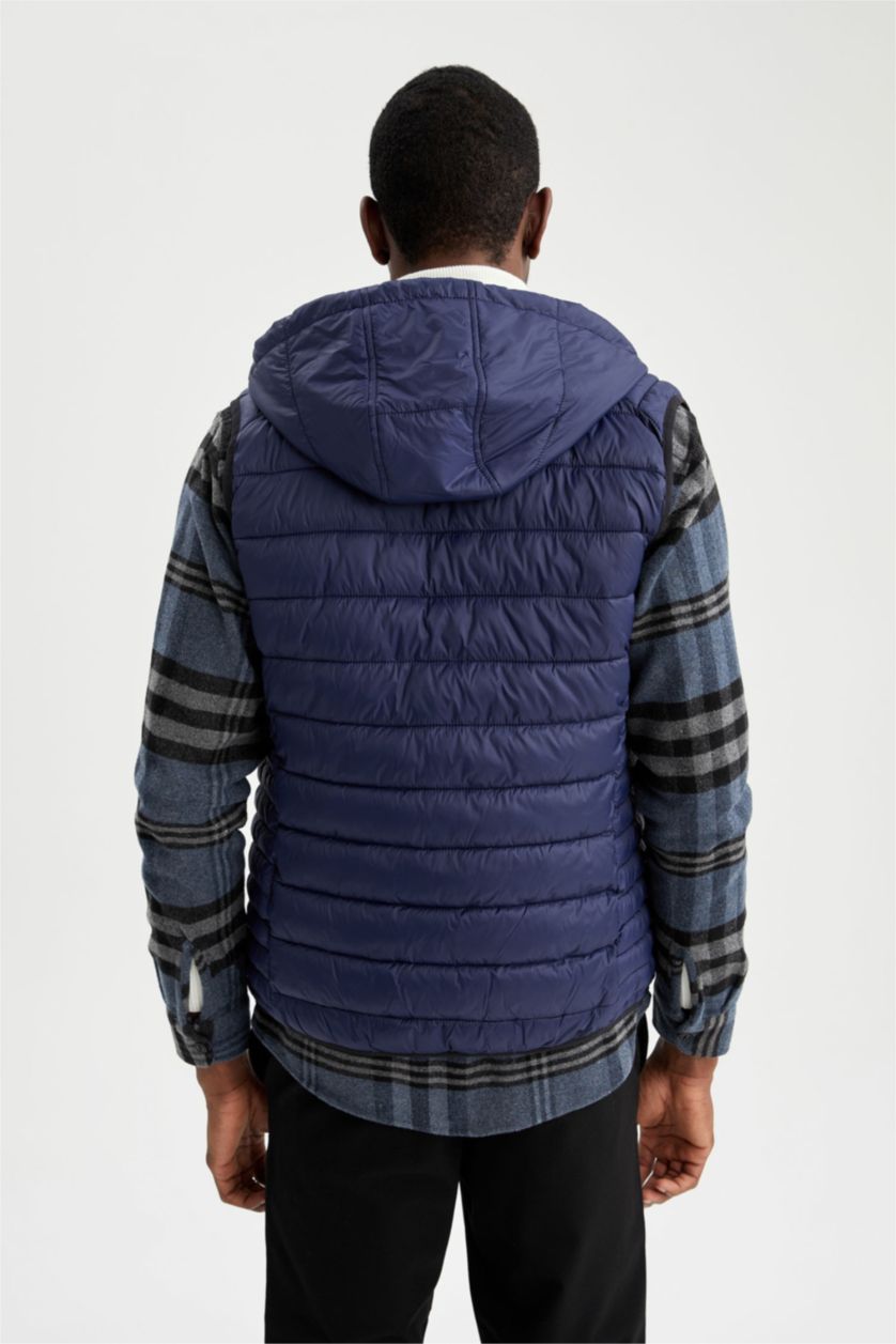 رجال كحلي فيست بامب خفيف بقصة ضيقة  بغطاء للرأس مقاوم للماء