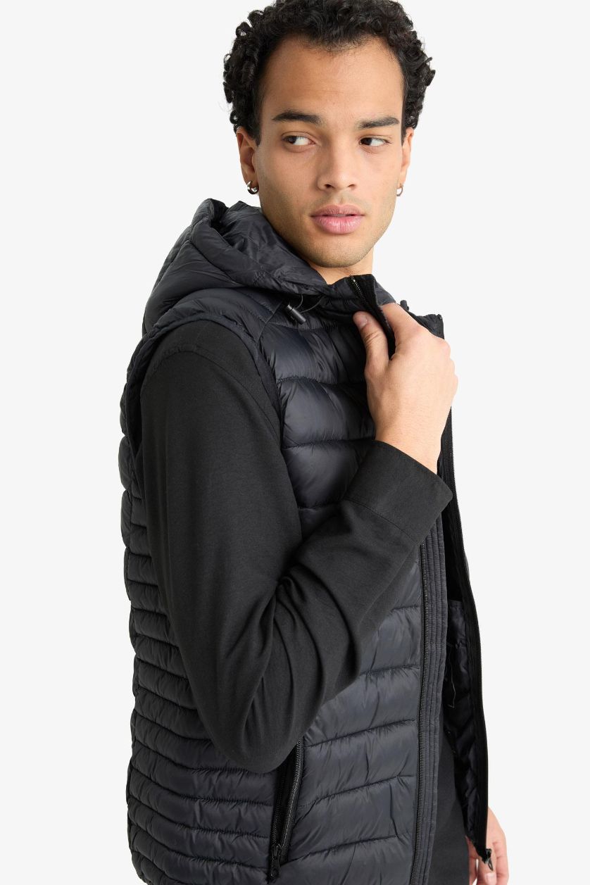 MAN Black Hooded Zipper Closure Pocketed Thin Puffer Vest