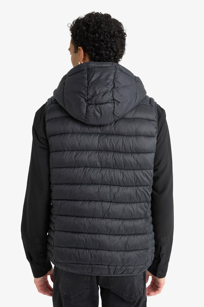 MAN Black Hooded Zipper Closure Pocketed Thin Puffer Vest