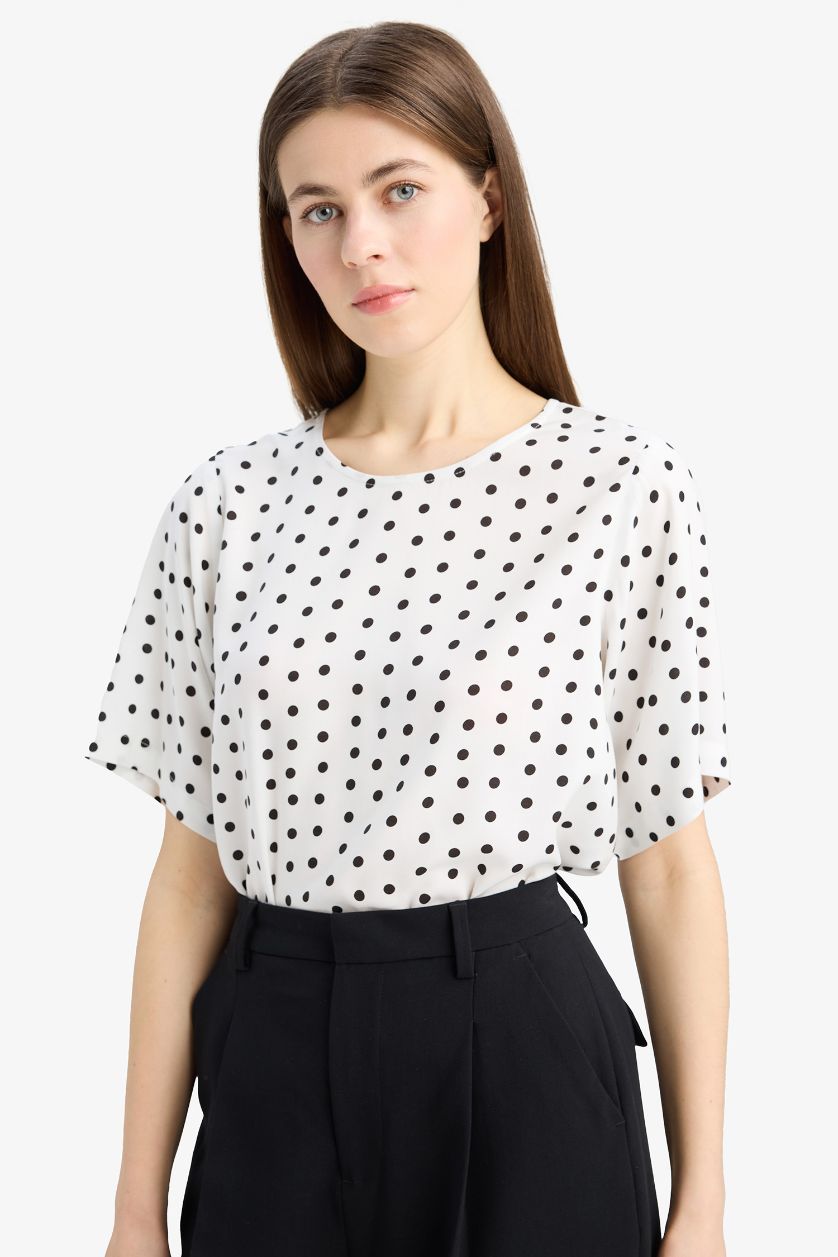 Woman White Regular Fit Round Collar Printed Short Sleeve Blouse
